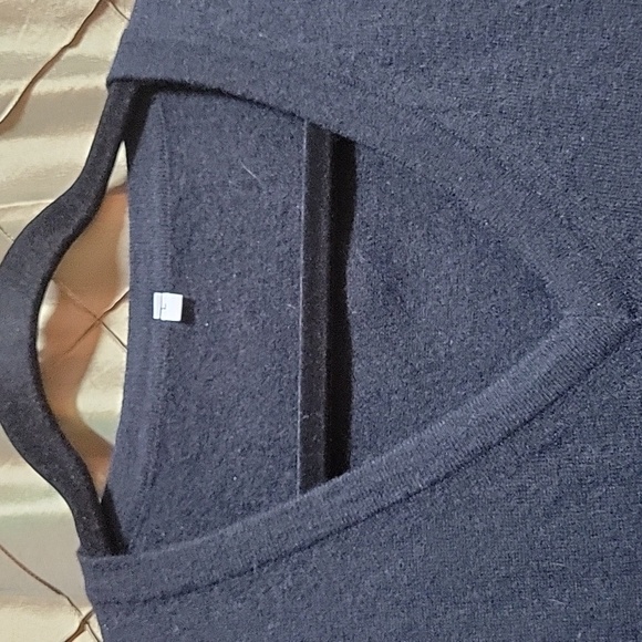 VGUC- 100% Wool V Neck Tunic Sweater - Picture 5 of 7